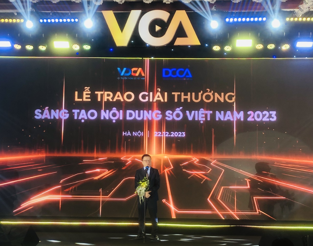 (ĐCSVN) - Tại lễ trao giải thưởng Sáng tạo nội dung số Việt Nam 2023 (Vietnam Digital Content Creation Awards - VCA 2023) diễn ra chiều 22/12 tại Hà Nội, Ban Tổ chức đã vinh danh 15 giải thưởng ở 7 hạng mục.