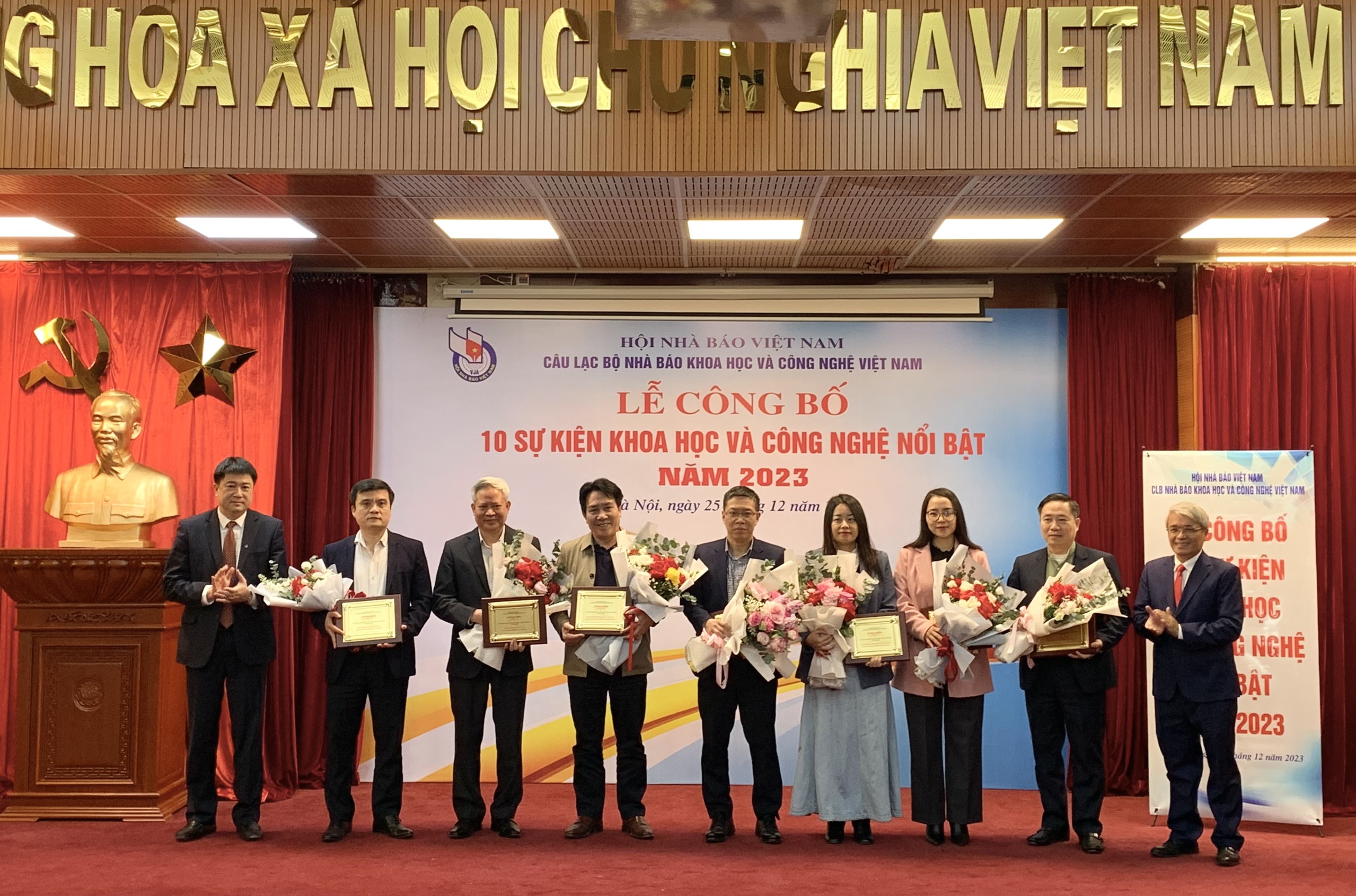 (ĐCSVN) - Viettel triển khai thành công trạm thu phát sóng 5G theo tiêu chuẩn Open RAN đầu tiên trên thế giới; Chính thức bàn giao quyền quản lý Khu Công nghệ cao Hòa Lạc từ Bộ KH&CN về UBND TP Hà Nội; Phát triển thành công hệ thống dịch thuật lấy tiếng Việt làm trung tâm…là một trong những sự kiện khoa học và công nghệ nổi bật năm 2023.