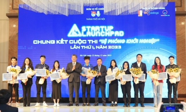 (ĐCSVN) - Cuộc thi “Bệ phóng khởi nghiệp (STARTUP LAUNCHPAD)” được tổ chức nhằm tạo sân chơi thường niên, bổ ích về khởi nghiệp cho sinh viên, khuyến khích nghiên cứu khoa học, công nghệ gắn với ứng dụng thực tiễn.