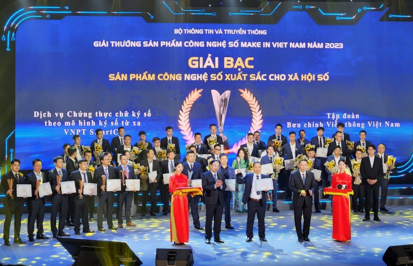 (ĐCSVN) - Tại Lễ công bố và trao Giải thưởng Sản phẩm Công nghệ số Make in Vietnam 2023 vừa được Bộ TT&TT tổ chức ngày 11/12 tại Quảng Ninh trong khuôn khổ Diễn đàn quốc gia Phát triển doanh nghiệp Công nghệ số Việt Nam lần thứ 5, Tập đoàn VNPT đã có 06 sản phẩm số được vinh danh trong TOP 10 ở 03 hạng mục của Giải thưởng, đặc biệt trong đó có 01 giải Bạc và 01 giải Đồng.