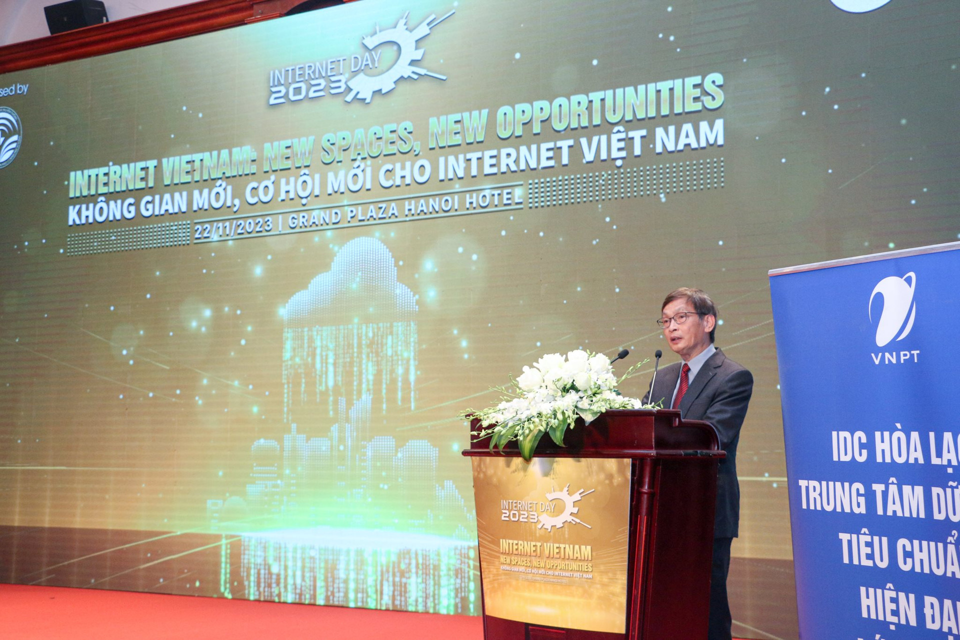 (ĐCSVN) - Hội thảo, triển lãm Internet Day lần thứ 11 được tổ chức nhằm tạo ra cơ hội học hỏi và tương tác trực tiếp với các chuyên gia hàng đầu trong ngành công nghệ thông tin, giúp các doanh nghiệp công nghệ thông tin kết nối và chia sẻ những thông tin công nghệ mới nhất hiện nay.