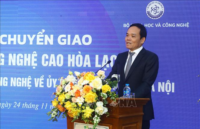 (ĐCSVN) - Phó Thủ tướng Trần Lưu Quang nhấn mạnh việc chuyển giao là nhằm tìm kiếm cơ hội tốt hơn cho Khu Công nghệ cao Hòa Lạc phát triển theo đúng xu thế của thế giới và các chủ trương, đường lối của Đảng, Nhà nước.