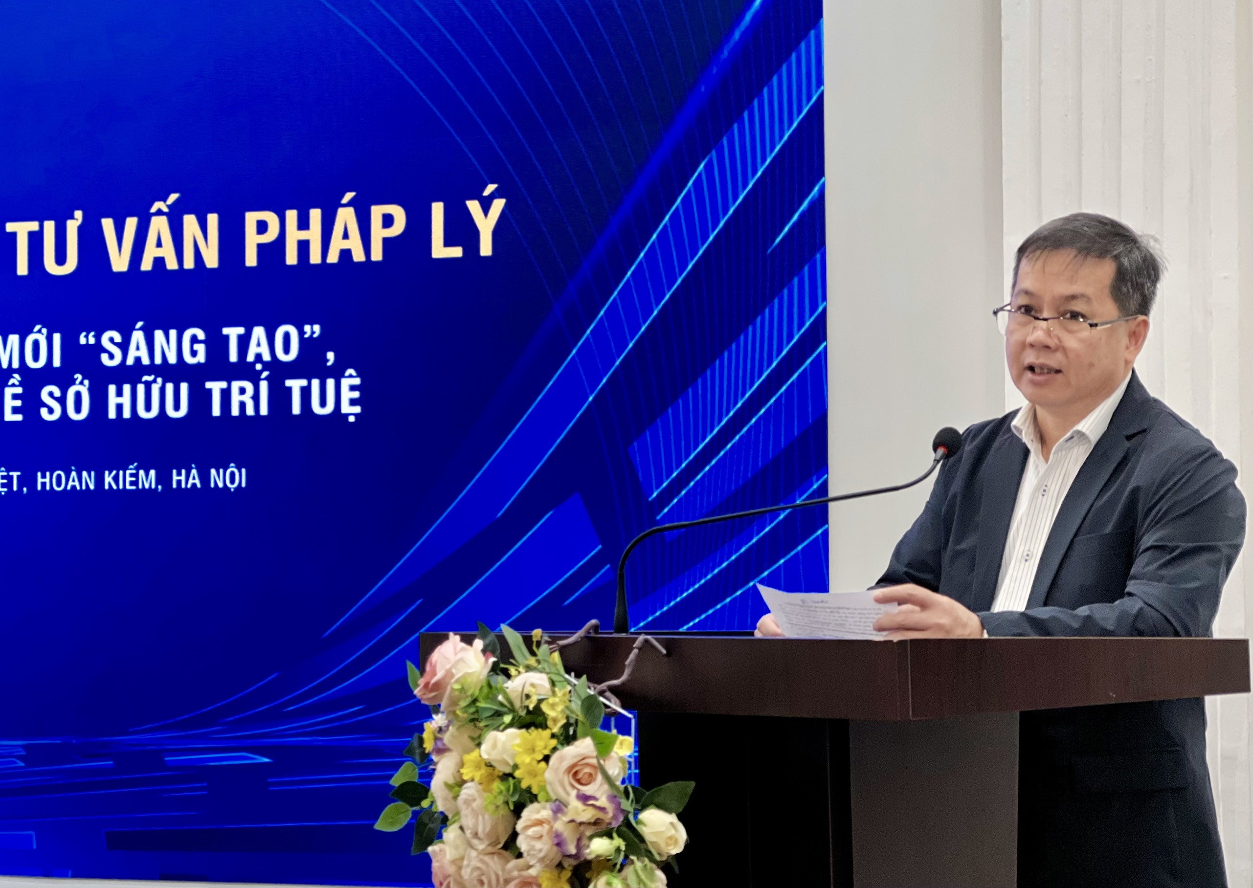 (ĐCSVN) – Theo ông Tạ Quang Minh, Viện trưởng Viện Khoa học Sở hữu Trí tuệ, trên thế giới hiện nay 90% doanh nghiệp phát triển được quyết định bằng tài sản trí tuệ, cụ thể hơn là các quyền sở hữu trí tuệ. Nếu muốn gia tăng giá trị thị trường doanh nghiệp khởi nghiệp đổi mới sáng tạo và doanh nghiệp hoa học công nghệ thì con đường ngắn nhất là chú trọng phát triển tài sản trí tuệ.