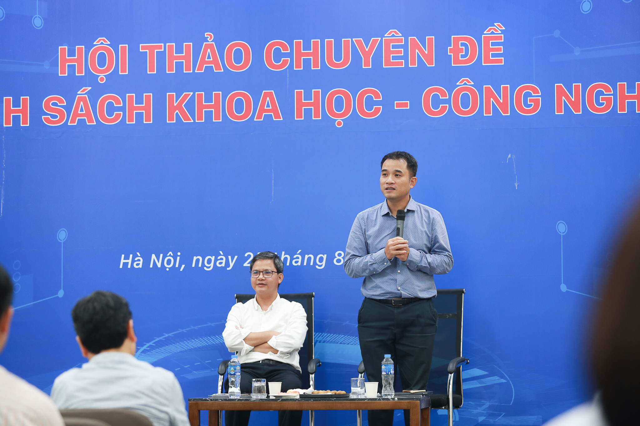 (ĐCSVN)- Đối thoại chuyên đề về chính sách khoa học công nghệ được tổ chức là diễn đàn để các nhà khoa học trực tiếp nêu những khó khăn đang vướng mắc trong quá trình triển khai tại đơn vị. ĐHQGHN sẽ giải đáp và đưa ra những chính sách tạo hành lang thông suốt để các nhà khoa học nắm rõ và triển khai hiệu quả. Trong năm 2023, ĐHQGHN triển khai đầu tư cho 15 nhóm nghiên cứu mạnh để có nhiều sản phẩm chất lượng cao gắn với thực tiễn.