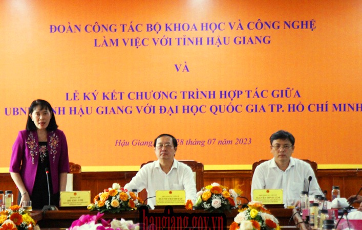 (ĐCSVN) – Bộ trưởng Bộ Khoa học và Công nghệ Huỳnh Thành Đạt đề nghị tỉnh Hậu Giang tăng cường đầu tư nâng cao tiềm lực cho khoa học và công nghệ, đổi mới sáng tạo. Trong đó, tỉnh chú trọng đến phát triển, thu hút nguồn nhân lực, đổi mới sáng tạo; triển khai các nhiệm vụ khoa học và công nghệ, đổi mới sáng tạo thiết thực, phục vụ trực tiếp đổi mới công nghệ cho doanh nghiệp trong tỉnh.