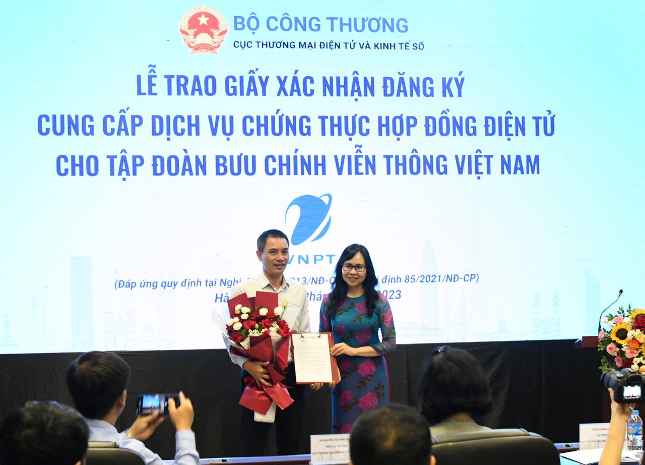 (ĐCSVN)- Tập đoàn VNPT mới đây vừa được Cục Thương mại điện tử và Kinh tế số (Bộ Công Thương) trao Giấy xác nhận đăng ký cung cấp dịch vụ chứng thực hợp đồng điện tử. Với việc được cấp phép CeCA, khách hàng của VNPT từ nay sẽ có thêm nhiều giải pháp đa dạng, đáp ứng tốt hơn nhu cầu ngày càng cao khi sử dụng hợp đồng điện tử để giao dịch.