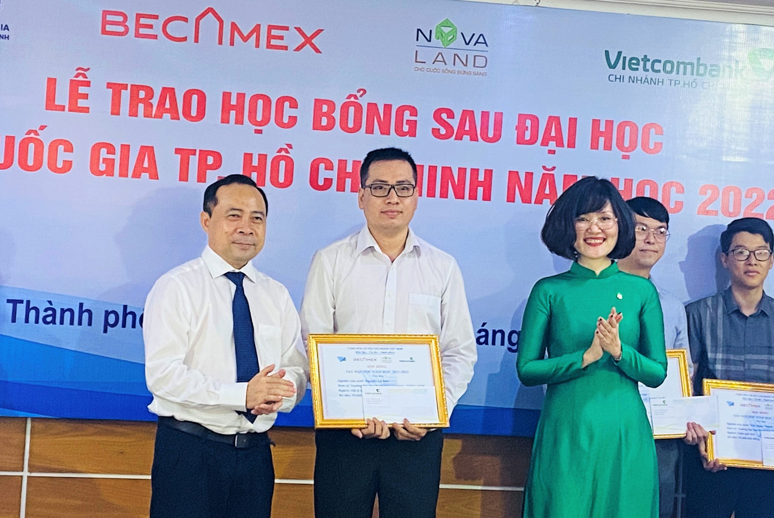 (ĐCSVN) – Ngày 3/3, Đại học Quốc gia TP Hồ Chí Minh (ĐHQG-HCM) đã trao 29 suất học bổng trị giá gần 1,5 tỷ đồng cho học viên cao học, nghiên cứu sinh từ nguồn tài trợ của doanh nghiệp thông qua Qũy Phát triển Quốc gia TP Hồ Chí Minh.