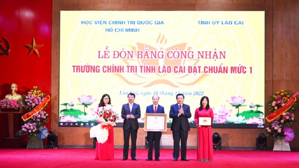 (ĐCSVN) - Những năm qua, hoạt động nghiên cứu khoa học của các ban, cơ quan Đảng phục vụ công tác tham mưu cho Tỉnh ủy Lào Cai đã góp phần quan trọng cung cấp luận cứ khoa học, thực tiễn đối với quá trình ban hành và tổ chức thực hiện chủ trương, đường lối của Đảng, phục vụ công tác tham mưu chiến lược để tỉnh thực hiện thắng lợi nghị quyết lãnh đạo các cấp.