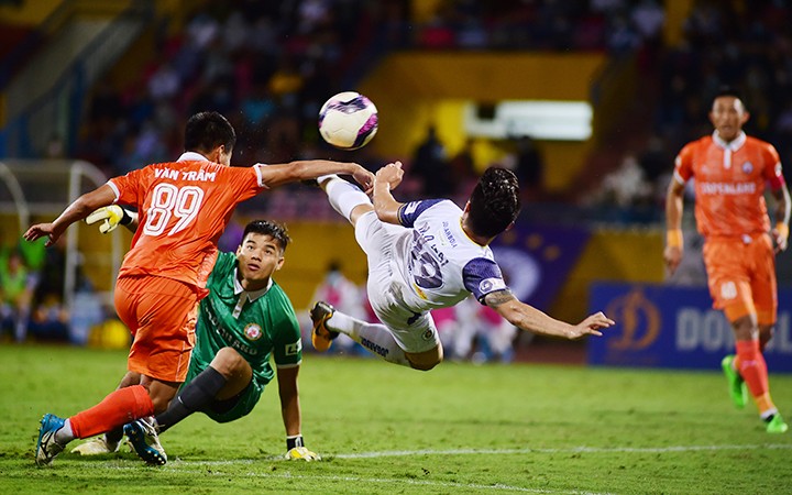  Hoàng Anh Gia Lai củng cố ngôi đầu, Hà Nội FC lại thua 