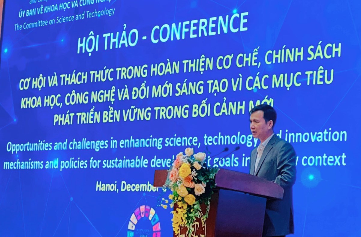 (ĐCSVN) - Để đạt được các mục tiêu phát triển bền vững, chính sách khoa học, công nghệ và đổi mới sáng tạo cần phải hỗ trợ đẩy nhanh tốc độ đổi mới sáng tạo, cũng như định hướng quỹ đạo phát triển và kết quả của đổi mới sáng tạo; tăng cường đầu tư Nhà nước vào các lĩnh vực ưu tiên, đột phá; thúc đẩy hợp tác quốc tế nắm bắt công nghệ lõi, phát triển công nghệ mới; xây dựng hành lang pháp lý thúc đẩy thương mại hoá kết quả nghiên cứu, tài sản trí tuệ...