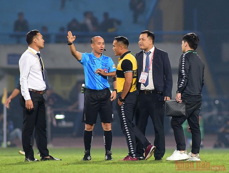  Trọng tài V-League 2020: Các đội bóng khóc, người hâm mộ than, VPF khó hiểu 