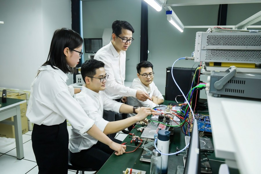 (ĐCSVN) - Ngày 1/10, Tổng Công ty Công nghiệp Công nghệ cao Viettel (Viettel High Tech - VHT) công bố kế hoạch hợp tác phát triển thiết bị Site Router 100G với công ty UfiSpace (Đài Loan, Trung Quốc) nhằm tối ưu hiệu năng đồng bộ thời gian cho các dịch vụ 5G, đồng thời phát triển Site Router và Data Center Switch của Viettel trong tương lai.