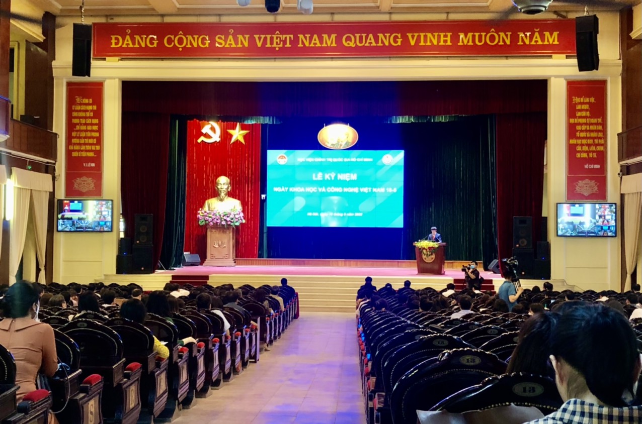 (ĐCSVN) – Phó Giáo sư, Tiến sĩ  Lê Văn Lợi - Phó Giám đốc Học viện Chính trị Quốc gia Hồ Chí Minh nhấn mạnh, cần tăng cường phát huy thế mạnh, tìm tòi cách làm mới, sáng tạo trong việc thu hút thêm các nguồn lực nghiên cứu khoa học, tạo điều kiện tốt để phát triển các cán bộ khoa học trẻ của đơn vị.