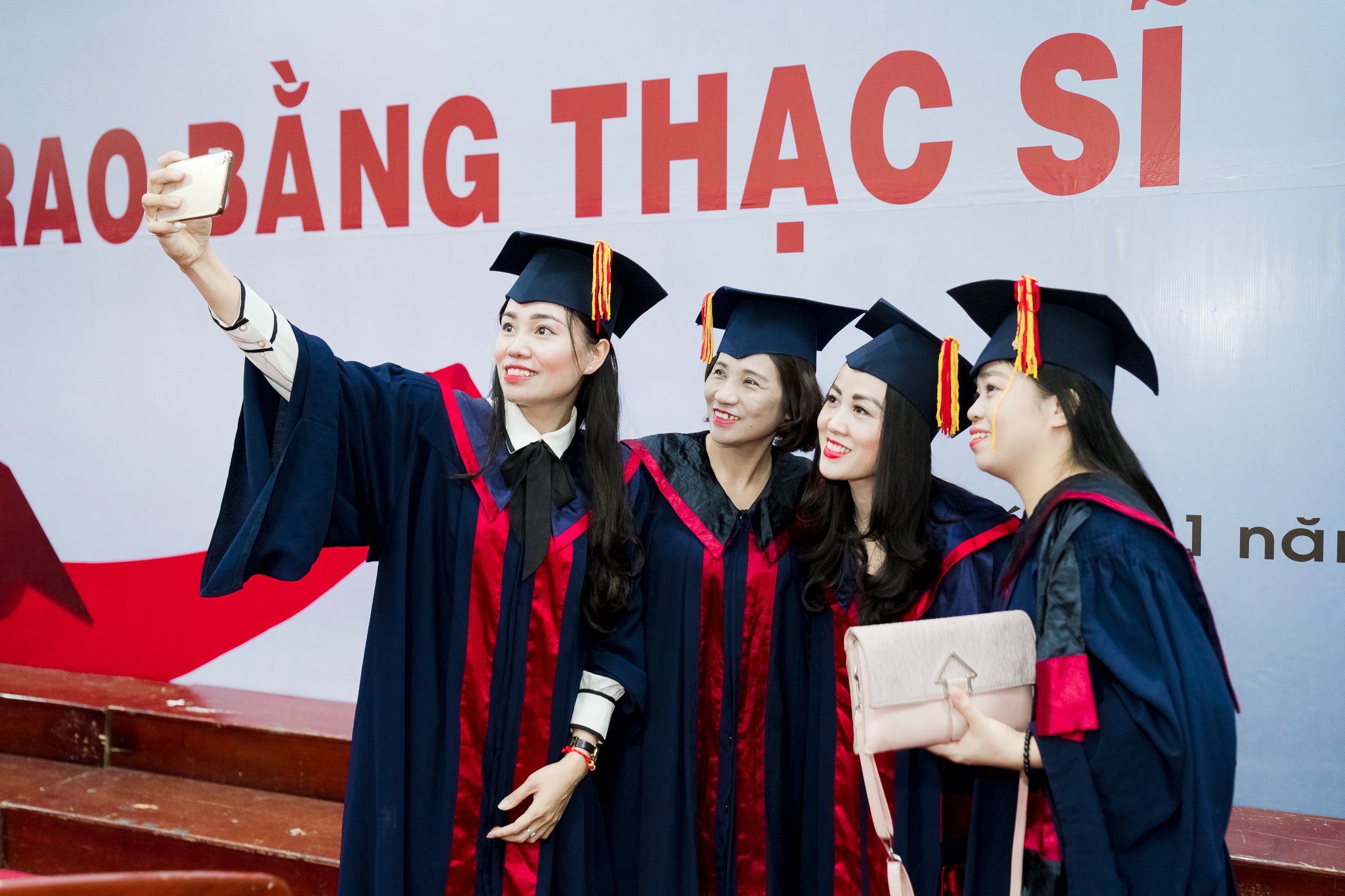 (ĐCSVN) - Theo thông báo mới nhất của Đại học Quốc gia (ĐHQG) Hà Nội, kể từ tháng 6/2022, Trường Đại học Khoa học Xã hội và Nhân văn (ĐHQG Hà Nội) áp dụng phương thức xét tuyển đầu vào Cao học bằng hình thức đánh giá hồ sơ và phỏng vấn thí sinh cho toàn bộ 44 chuyên ngành đào tạo thạc sỹ, thay thế nội dung thi truyền thống (thi viết luận 2 môn, mỗi môn 180 phút).