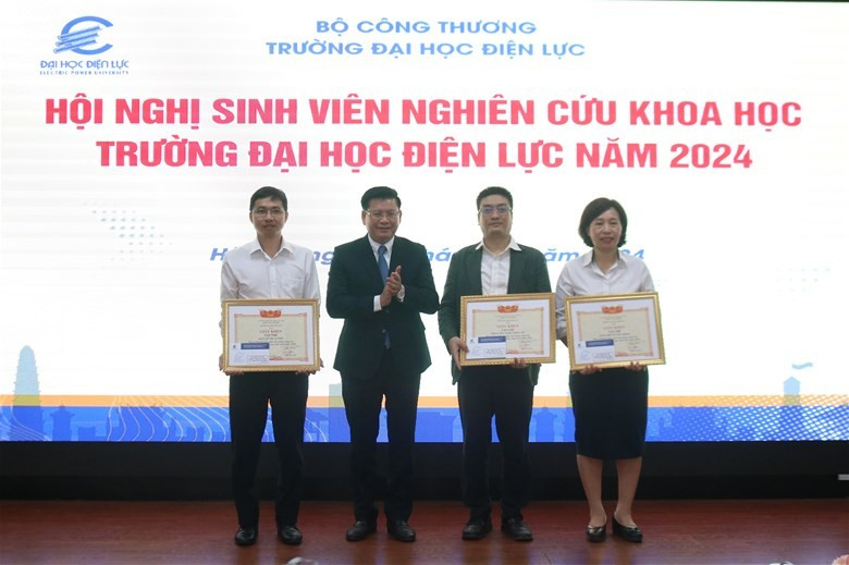 (ĐCSVN) - Sáng 18/11 tại Hà Nội, Trường Đại học Điện lực (EPU) đã tổ chức Hội nghị Sinh viên nghiên cứu khoa học năm 2024. Đây là sự kiện quan trọng, là dịp để nhà trường nhìn lại những thành quả nghiên cứu khoa học mà các bạn sinh viên đã đạt được trong suốt một năm học đầy nỗ lực, sáng tạo và cống hiến. Đồng thời, đây cũng là cơ hội để ghi nhận những đóng góp vô giá của các thầy cô giảng viên đã luôn đồng hành, hướng dẫn và truyền cảm hứng cho các bạn trong hành trình nghiên cứu khoa học.