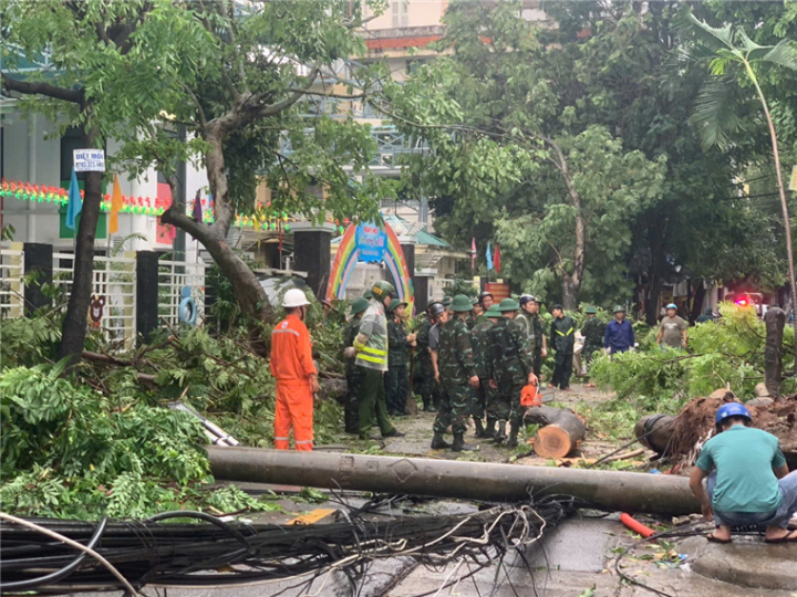 (ĐCSVN) - Để nhanh chóng khắc phục hậu quả và sớm ổn định hoạt động dạy và học, Bộ trưởng Bộ GD&ĐT yêu cầu Giám đốc Sở GD&ĐT các tỉnh, thành phố trực thuộc Trung ương khẩn trương khắc phục hậu quả thiên tai.