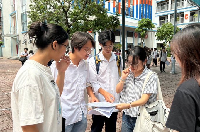 (ĐCSVN) - Theo quy định, tất cả thí sinh phải tham gia đăng ký xét tuyển trên Hệ thống, kể cả thí sinh đã xét, trúng tuyển sớm. Vì vậy, các em học sinh cần tham gia thực hành đăng ký xét tuyển trên Hệ thống để tránh bỡ ngỡ, làm sai hoặc bỏ sót quy trình.