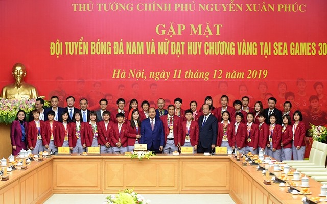  Thủ tướng gặp mặt Đội tuyển bóng đá nam và nữ Việt Nam 