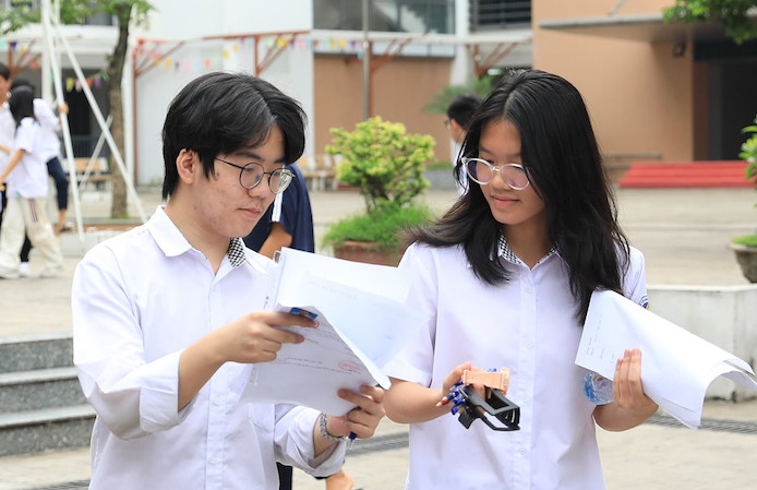 (ĐCSVN) - Tác phẩm “Đồng chí” vào đề thi Ngữ văn tuyển sinh lớp 10 ở Hà Nội. Nhiều thí sinh cho rằng đề thi năm nay có nội dung gần gũi, vừa sức, phù hợp để phân hóa học sinh.