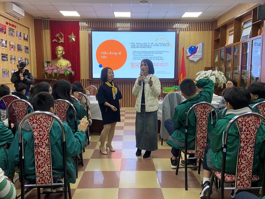 (ĐCSVN) -  Chuỗi sự kiện giáo dục tài chính dành cho học sinh với tên gọi “Booktour Thông minh Tài chính: Khéo khôn với tiền – Tránh những ưu phiền” sẽ trang bị cho các em học sinh những kiến thức cơ bản về tài chính, tiền tệ, đồng thời giúp các em hiểu và trân trọng giá trị của lao động, có thái độ đúng đắn với việc kiếm tiền, tiêu tiền. 