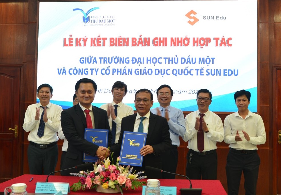 (ĐCSVN) – Theo thỏa thuận hợp tác (MOU), Công ty CP Giáo dục Quốc tế SUN EDU và Trường Đại học Thủ Dầu Một (tỉnh Bình Dương) sẽ hợp tác chiến lược để phát triển nguồn nhân lực chất lượng trong lĩnh vực điện tử và vi mạch bán dẫn tại miền Đông Nam Bộ.