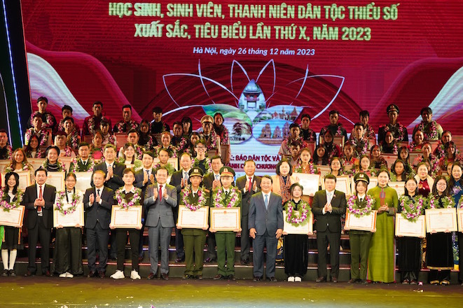 (ĐCSVN) - Phó Thủ tướng Trần Lưu Quang cho rằng 143 em học sinh, sinh viên, thanh niên dân tộc thiểu số (HSSVTN DTTS) xuất sắc, tiêu biểu được lựa chọn tuyên dương thực sự là những bông hoa tươi thắm, là niềm tự hào của gia đình, làng bản, là minh chứng thuyết phục cho sự phát triển của lĩnh vực giáo dục dân tộc.