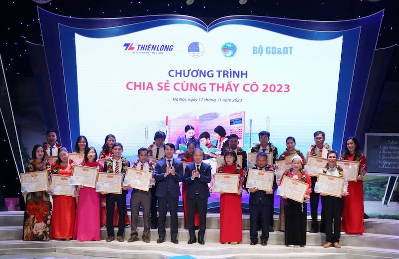 (ĐCSVN) - Chương trình “Chia sẻ cùng thầy cô” năm 2023 tuyên dương 58 thầy, cô giáo xuất sắc, công tác ở các xã khó khăn khu vực I, khu vực II, khu vực III thuộc vùng đồng bào dân tộc thiểu số và miền núi tại 51 tỉnh, thành phố trực thuộc Trung ương, giai đoạn 2021-2025.