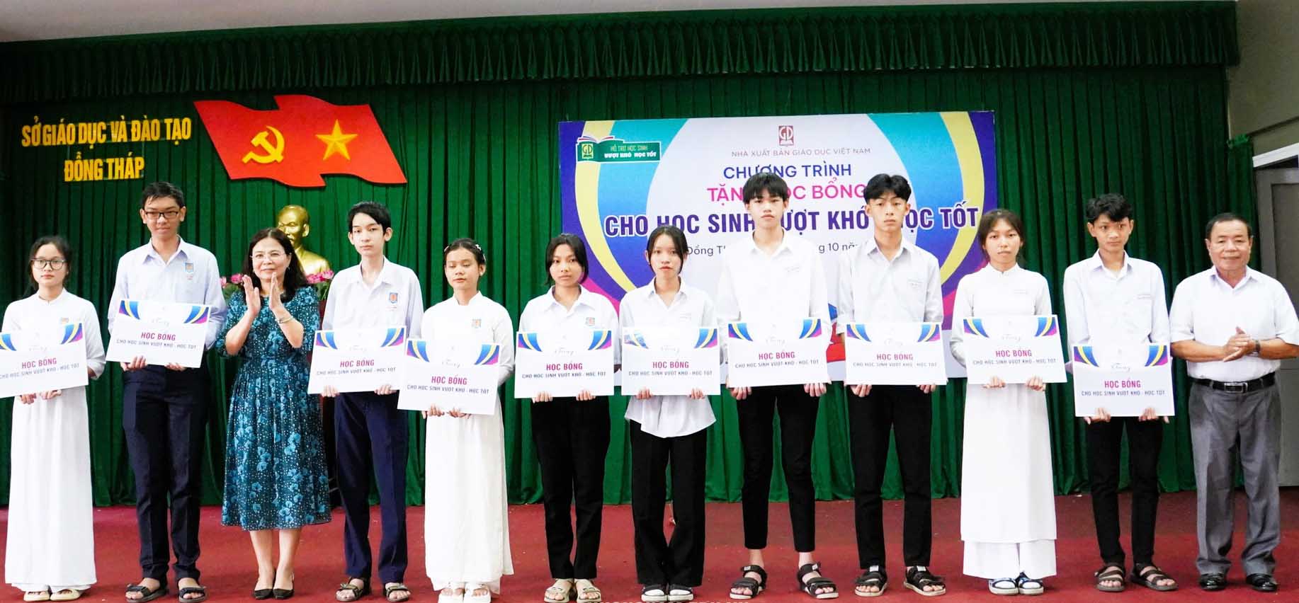 (ĐCSVN) – Chương trình tặng học bổng cho học sinh vượt khó – học tốt năm học 2023-2024 do Nhà xuất bản Giáo dục Việt Nam tổ chức thực hiện, dự kiến trao tặng khoảng 5.000 suất học bổng (mỗi suất 2 triệu đồng) cho học sinh từ lớp 1 đến lớp 12 tại 63 tỉnh, thành phố trên cả nước.