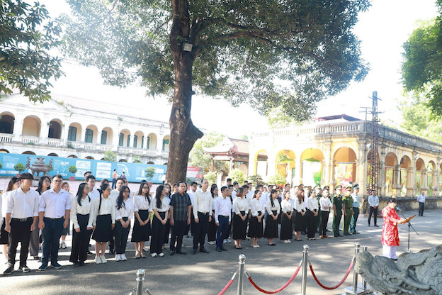 (ĐCSVN) - Chương trình giao lưu giữa 96 thủ khoa tốt nghiệp xuất sắc các trường đại học, học viện trên địa bàn thành phố Hà Nội với học sinh Trường THPT chuyên Hà Nội - Amsterdam nhằm truyền cảm hứng, lan tỏa năng lượng tích cực tới tất cả học sinh, với thông điệp “Vượt khó, đam mê, sáng tạo, cống hiến”.