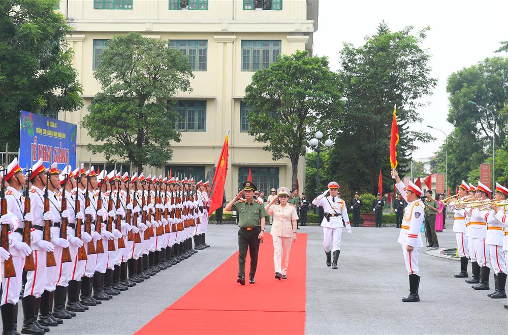 (ĐCSVN) - Cục Đào tạo (Bộ Công an) vừa công bố điểm chuẩn vào hệ trung cấp các trường Công an nhân dân năm 2023 đối với đối tượng là học sinh phổ thông. Theo đó, điểm chuẩn cao nhất hệ trung cấp năm nay là 24,75 điểm đối với nữ phía Bắc (Trường Cao đẳng An ninh nhân dân I).