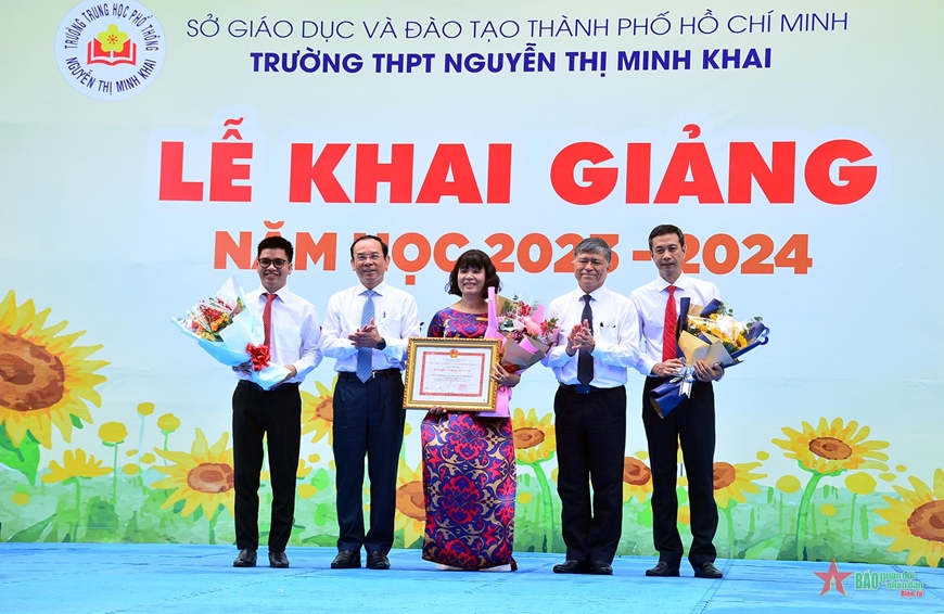 (ĐCSVN) - Hôm nay (5/9), hơn 1,7 triệu trẻ mầm non, học sinh Tiểu học đến THPT của gần 2.000 trường trên địa bàn TP Hồ Chí Minh dự lễ khai giảng năm học mới 2023 – 2024. Nhiều đồng chí lãnh đạo TP Hồ Chí Minh đã tham dự các lễ khai giảng, động viên thầy và trò các nhà trường bước vào năm học mới với niềm tin, khí thế mới.