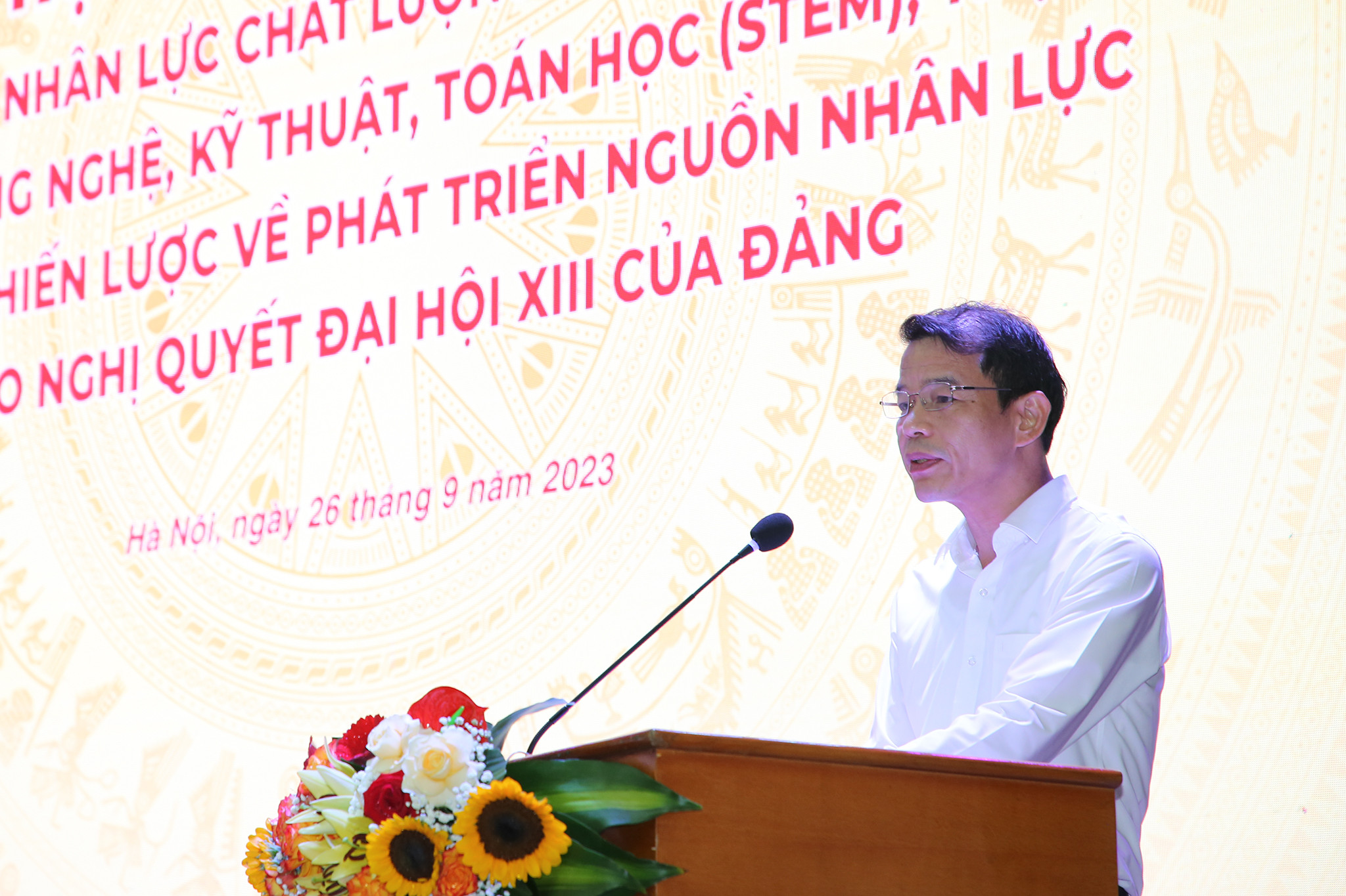 (ĐCSVN)-  TS. Vũ Thanh Mai, Phó Trưởng Ban Tuyên giáo Trung ương khẳng định: Đào tạo và phát triển nguồn nhân lực chất lượng cao được xác định là yếu tố then chốt cho phát triển kinh tế - xã hội của mỗi quốc gia, dân tộc. Ở nước ta, kể từ Đại hội XI của Đảng, phát triển nguồn nhân lực luôn được coi là một trong ba đột phá chiến lược phát triển kinh tế - xã hội của đất nước.