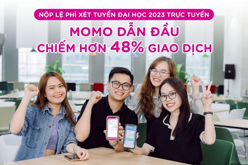 (ĐCSVN) - Kết thúc thời gian nộp lệ phí xét tuyển Đại học 2023, MoMo là kênh thanh toán được nhiều thí sinh/phụ huynh tin tưởng lựa chọn sử dụng nhất, chiếm hơn 48% giao dịch, tương đương 297.450 giao dịch. Đây là năm thứ 2 liên tiếp MoMo dẫn đầu trong các kênh thanh toán trực tuyến chính thức của Cổng Dịch vụ công Quốc gia.