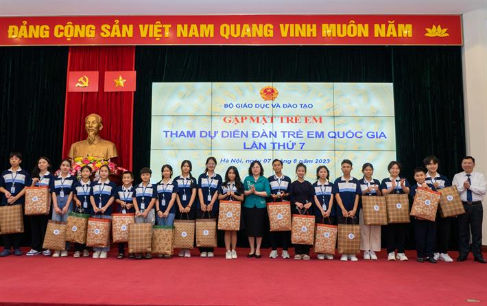 (ĐCSVN) - Thứ trưởng Bộ GD&ĐT Ngô Thị Minh mong muốn các học sinh tham dự Diễn đàn Trẻ em quốc gia lần thứ 7 tiếp tục phấn đấu học tập, lan tỏa những giá trị, phẩm chất tốt đẹp, trở thành những tấm gương tốt, cháu ngoan Bác Hồ tiêu biểu…