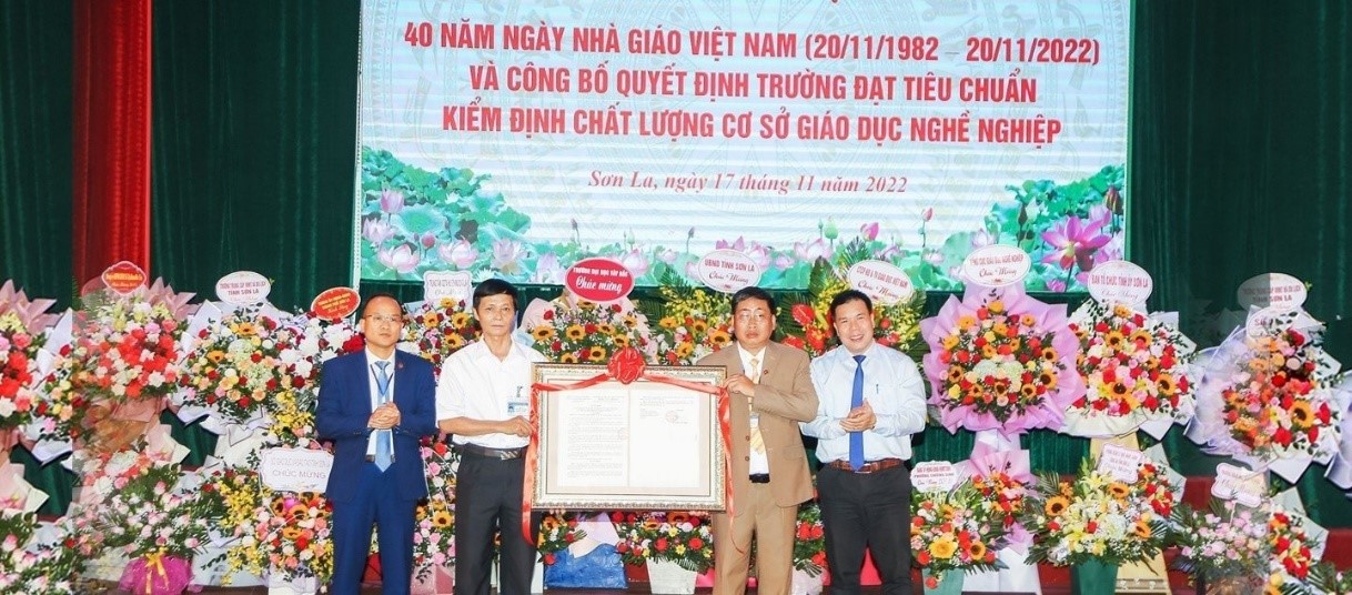 (ĐCSVN) - Trên tinh thần quyết tâm, đoàn kết, chủ động, sáng tạo và không ngừng cố gắng, trong những năm qua, Trường Cao đẳng Sơn La đã đạt được nhiều thành tích trong công tác dạy và học.