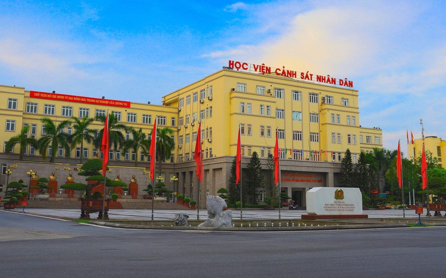 (ĐCSVN - Học viện Cảnh sát nhân dân (CSND) là cơ sở đào tạo đầu tiên của Bộ Công an công bố đề án tuyển sinh năm 2023. Theo đó, Trường năm nay tuyển sinh tổng 530 chỉ tiêu đào tạo nhóm ngành nghiệp vụ cảnh sát (nam: 477, nữ: 53); theo từng phương thức tuyển sinh, địa bàn và giới tính.