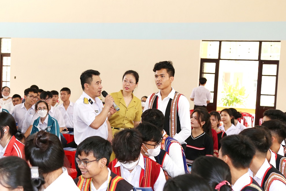 (ĐCSVN) - Chiều 14/4, tại Trường Trung học phổ thông (THPT) dân tộc nội trú tỉnh Kon Tum, Tổng công ty Tân Cảng Sài Gòn phối hợp với Ban Tuyên giáo Tỉnh ủy và Sở Giáo dục và Đào tạo tỉnh Kon Tum tổ chức chương trình trao học bổng “Thắp sáng ước mơ” và tư vấn tuyển sinh vào Học viện Hải quân năm 2023 cho hơn 400 em học sinh lớp 12 thuộc các trường THPT trên địa bàn TP. Kon Tum.