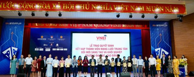 (ĐCSVN) – Việc tăng cường kết nối mạng Mạng lưới hợp tác, trao đổi kinh nghiệm giữa Trung tâm đổi mới sáng tạo, khởi nghiệp các trường đại học, cao đẳng sẽ tham gia đóng góp nhiều hơn trong các lĩnh vực: từ xây dựng thể chế, chính sách đến huy động nguồn lực - cả về tài chính và nhân lực, góp phần phát triển các hoạt động nghiên cứu, ứng dụng khoa học, công nghệ, phát triển và dẫn dắt hệ sinh thái khởi nghiệp, đổi mới sáng tạo.