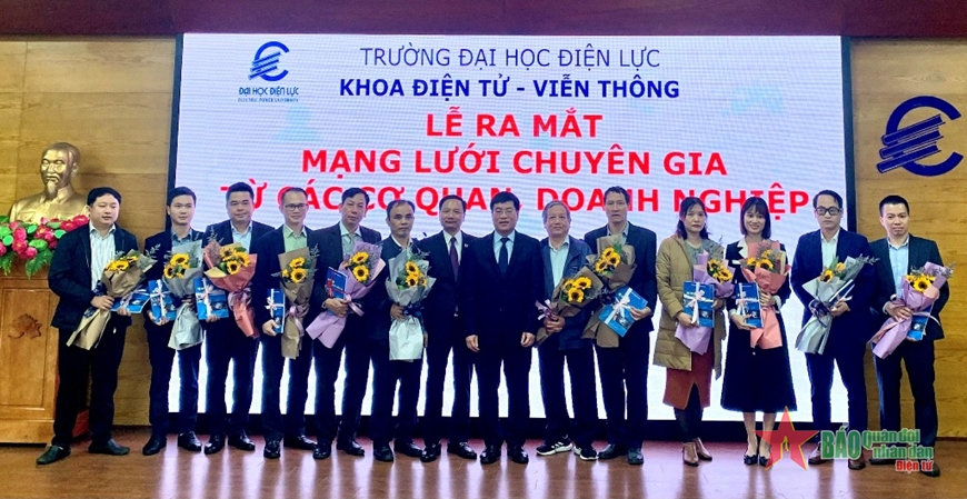 (ĐCSVN) - Với mục tiêu nâng cao chất lượng đào tạo, nghiên cứu khoa học và đẩy mạnh hoạt động hợp tác với các cơ quan, doanh nghiệp, vừa qua, Trường Đại học Điện lực  đã tổ chức Lễ ra mắt Mạng lưới chuyên gia ngành công nghệ kỹ thuật điện tử - viễn thông.