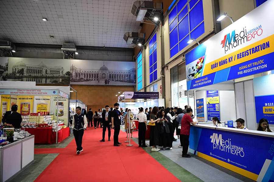 (ĐCSVN) - Triển lãm Quốc tế chuyên ngành y dược lần thứ 30 (Vietnam Medipharm Expo 2024), một trong những sự kiện lớn nhất trong lĩnh vực y dược, diễn ra từ ngày 5 - 7/12/2024 tại Trung tâm Triển lãm Quốc tế ICE Hà Nội (91 Trần Hưng Đạo, Hoàn Kiếm, Hà Nội) có quy mô hơn 100 gian hàng đến từ 8 quốc gia và vùng lãnh thổ, dự kiến đón tiếp khoảng 9.000 lượt khách tham quan và trải nghiệm.