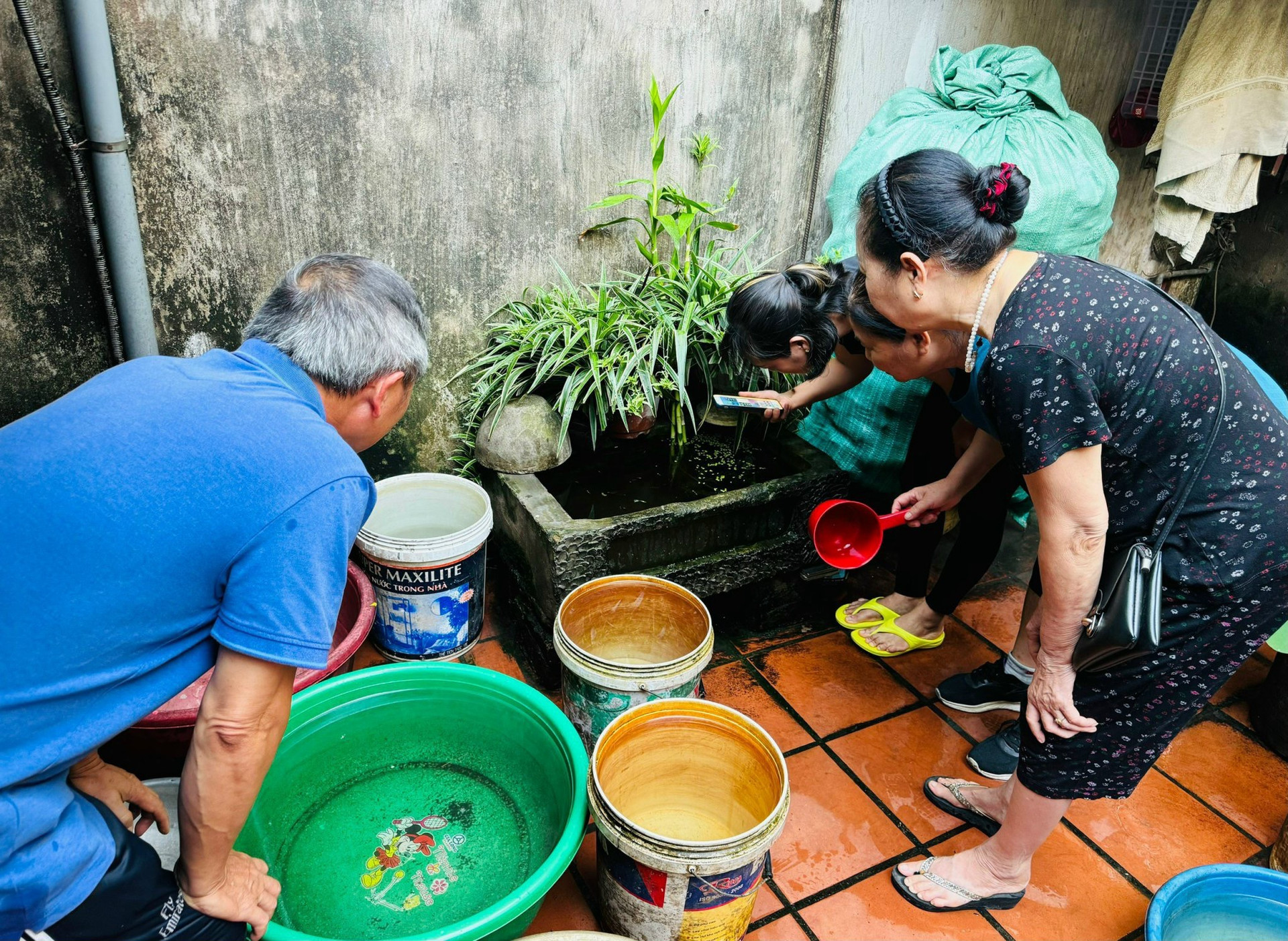 (ĐCSVN) - Trung tâm Kiểm soát bệnh tật (CDC) Hà Nội cho biết, trong tuần qua, trên địa bàn thành phố Hà Nội ghi nhận 265 ca mắc sốt xuất huyết và 16 ổ dịch sốt xuất huyết, phân bố tại 29 quận, huyện.