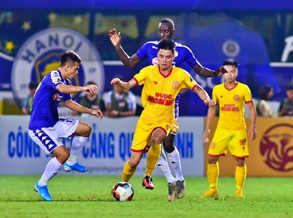  CLB Hà Nội - Dược Nam Hà Nam Định 6-1: Trấn đấu bị che mờ bởi những quả pháo sáng 