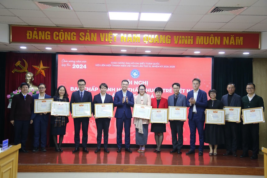 (ĐCSVN) - Năm 2024, Trung ương Hội Thầy thuốc trẻ Việt Nam đặt ra mục tiêu khám sàng lọc cho 1 triệu người dân; vận động 40 bác sĩ trẻ tình nguyện công tác tại 62 huyện nghèo nhất của cả nước và hỗ trợ trên 10 bệnh viện tuyến huyện phát triển hạ tầng thông qua công nghệ số.