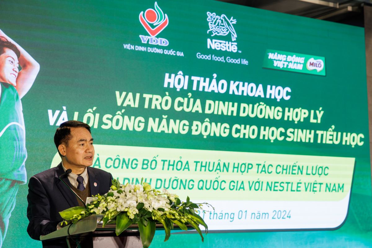 (ĐCSVN) - Theo Viện trưởng Viện Dinh dưỡng Quốc gia Trần Thanh Dương, trẻ em giai đoạn học đường có sự phát triển rất nhanh về thể chất và tâm lý nhưng cũng dễ bị tổn thương về dinh dưỡng. Các rối loạn dinh dưỡng do chế độ ăn không cân bằng bao gồm thiếu dinh dưỡng và thừa dinh dưỡng đều ảnh hưởng đến tầm vóc, trí tuệ và nguy cơ mắc bệnh không lây nhiễm khi trưởng thành.