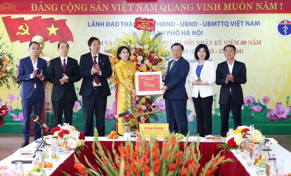 (ĐCSVN) - Bí thư Thành ủy Hà Nội Đinh Tiến Dũng khẳng định: Ngành Y tế Thủ đô đã khẳng định vai trò, vị thế, uy tín và có những đóng góp rất quan trọng vào thành tựu chung của Thủ đô; không chỉ nỗ lực hoàn thành nhiệm vụ chăm sóc và bảo vệ sức khỏe Nhân dân mà còn đóng góp ngày càng tích cực vào sự phát triển của nền y học trong nước và thế giới.