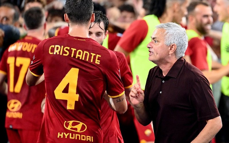  Roma thắng kịch tính trong trận đấu thứ 1.000 của Mourinho 