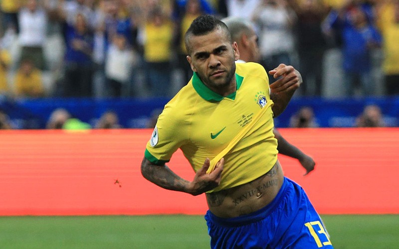  Dani Alves, người không ngừng tìm kiếm vinh quang 