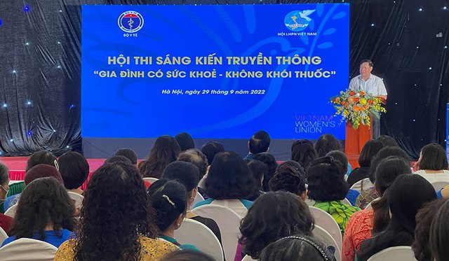 (ĐCSVN) - Tình trạng hút thuốc cũng như các hình thức sử dụng thuốc lá khác của phụ nữ và trẻ em đang có xu hướng ngày càng gia tăng. Việc phơi nhiễm với khói thuốc sẽ gây hại với sức khỏe, sự phát triển của trẻ em và chất lượng nòi giống...