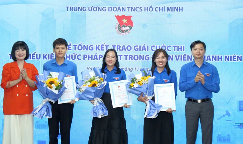 (ĐCSVN) - Cuộc thi “Tìm hiểu kiến thức pháp luật trong đoàn viên, thanh niên” được tổ chức nhằm tuyên truyền, phổ biến sâu rộng trong cán bộ, đoàn viên, thanh niên những nội dung cơ bản của Nghị quyết Đại hội Đoàn toàn quốc lần thứ XII, góp phần nâng cao nhận thức, tạo sự đồng thuận, thống nhất cao và quyết tâm thực hiện thắng lợi Nghị quyết.