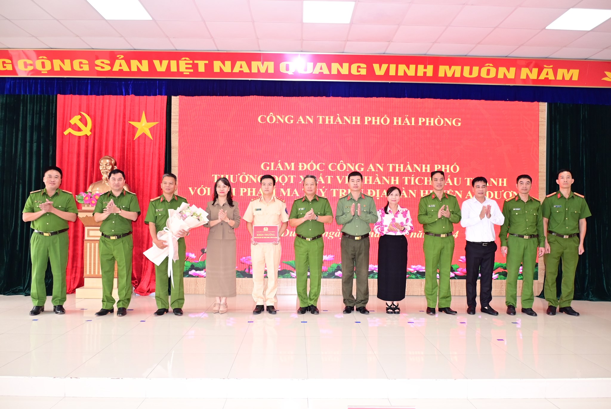 (ĐCSVN) - Công an TP Hải Phòng và UBND huyện An Dương vừa khen thưởng đột xuất Công an huyện An Dương về thành tích đấu tranh với tội phạm ma túy trên địa bàn. 